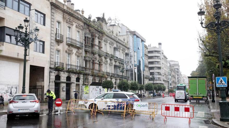 La calle Areal, ya cortada con motivo del inicio del montaje de la noria. // Marta G. Brea