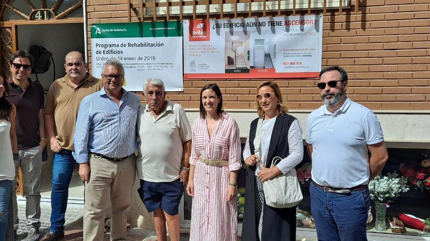 Cristina Casanueva y Esteban Morales, ante el edificio donde se van a realizar las mejoras.