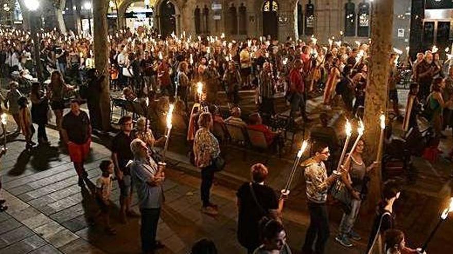 Acaben suspenent per la pluja la Marxa de Torxes de Manresa i les que havien de convergir a Lledoners