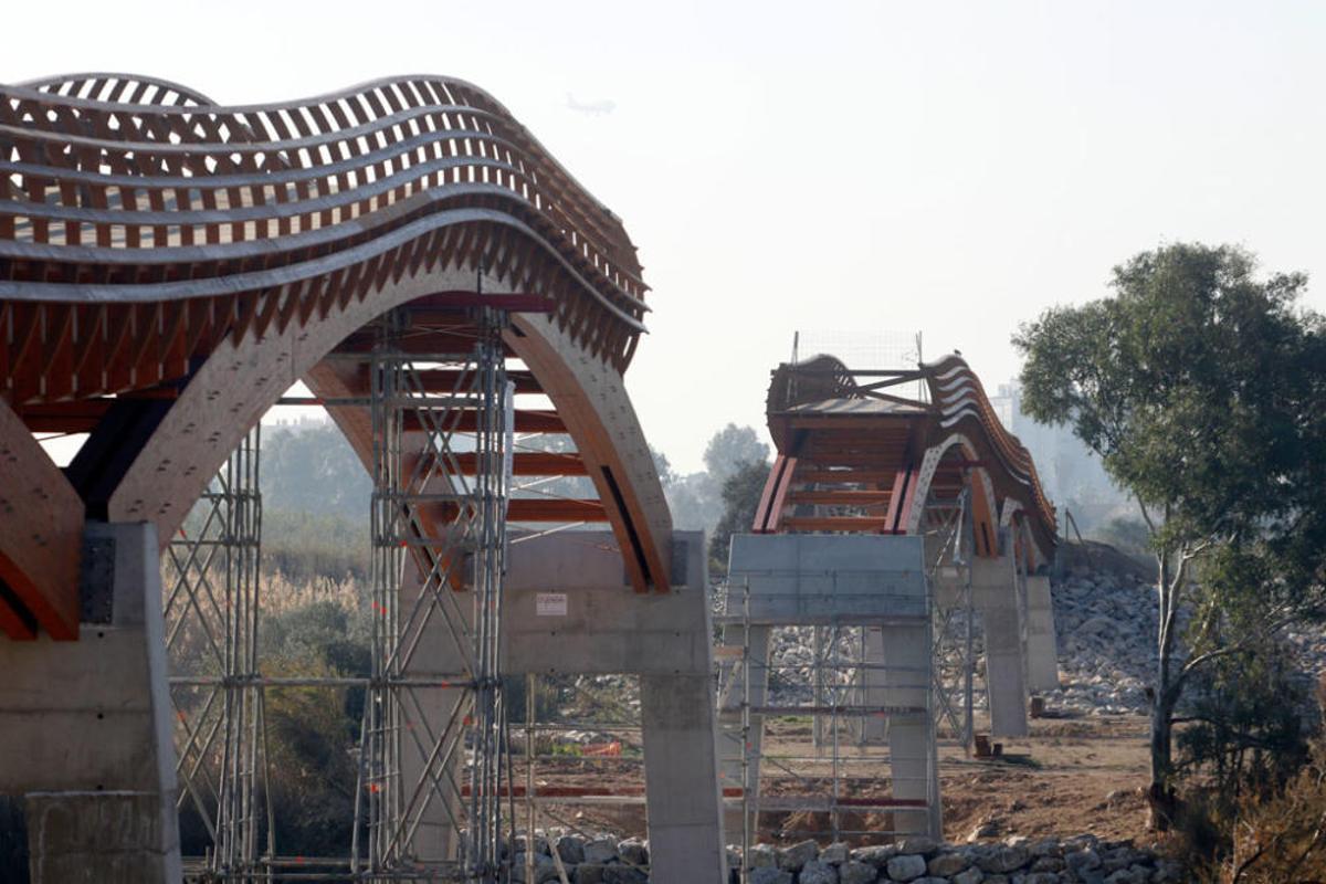 La instalación del último tramo del puente de madera sobre el río Guadalhorce comienza este martes 18 de febrero. La instalación del último tramo del puente de madera sobre el río Guadalhorce comienza este martes 18 de febrero.