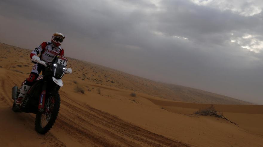 El pilot Joaquim Rodrigues, enfront de la immensitat del desert