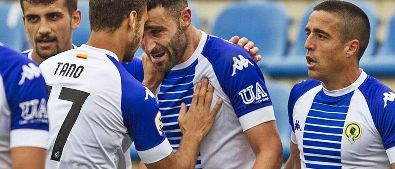 Benja tras anotar su providencial gol al Ibiza junto a Correia, Tano y Pedro.