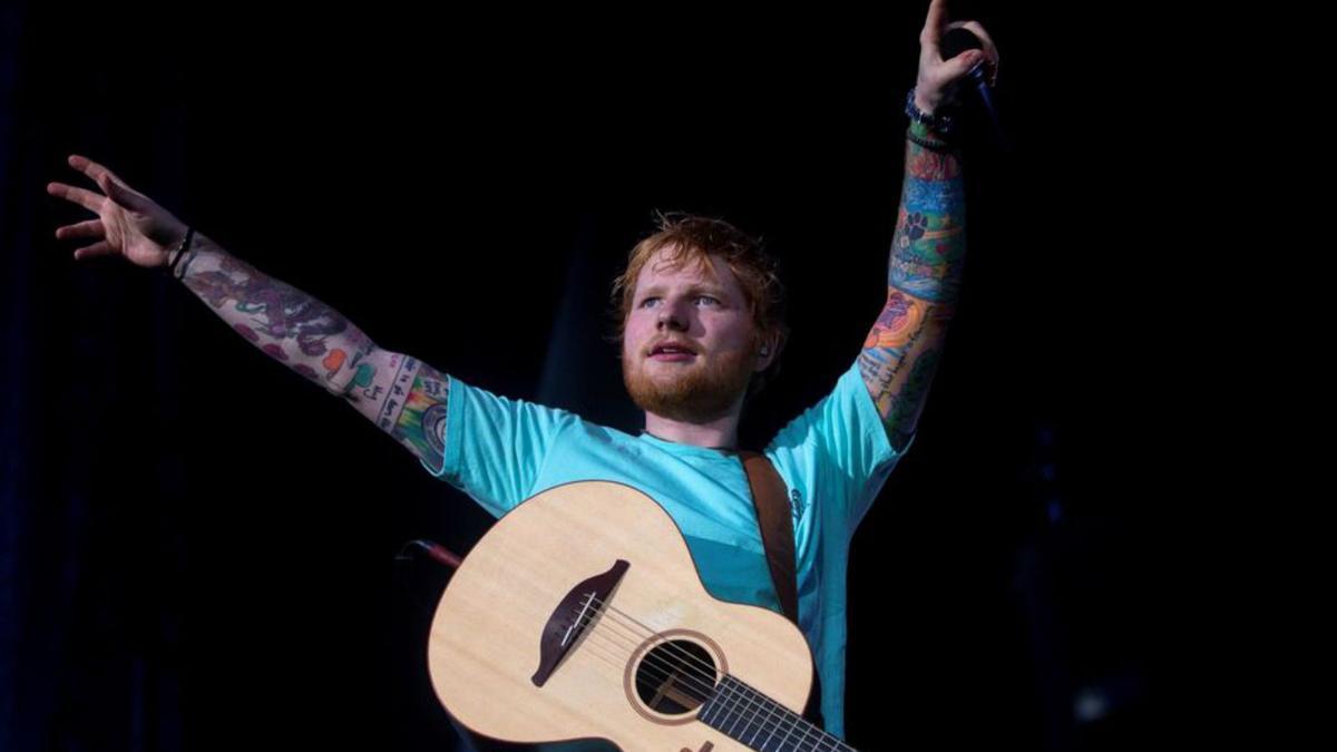 El artista pop británico Ed Sheeran parte como favorito.