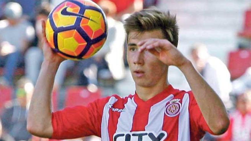 Saúl García se dispone a realizar un saque de banda en un partido con el Girona.