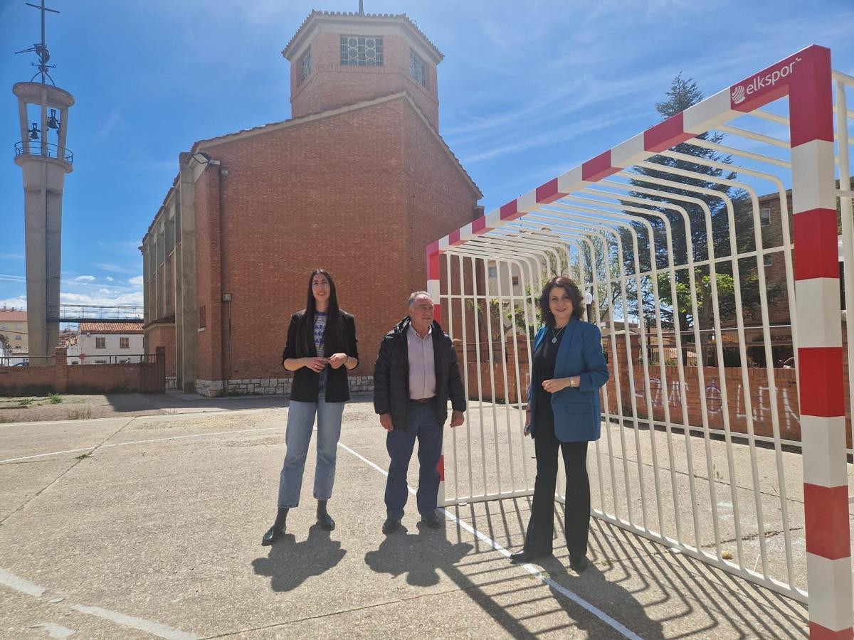 La alcaldesa de Teruel, Emma Buj, en la pista polideportiva de San León.