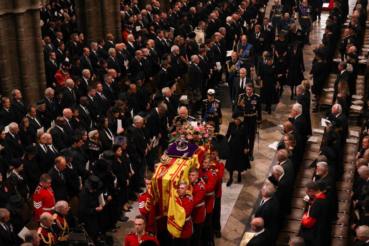 El féretro de Isabel II entra en la abadía de Westminster escoltado por el rey Carlos III del Reino Unido, Camila, la reina consorte, y el resto de hijos de la fallecida.