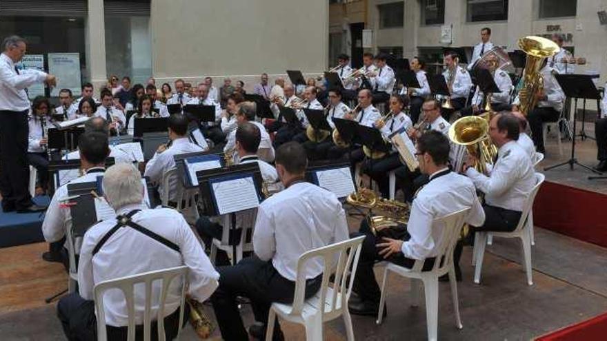 Imagen de la banda de municipal de música en una de sus actuaciones dominicales en la plaza de las Flores .