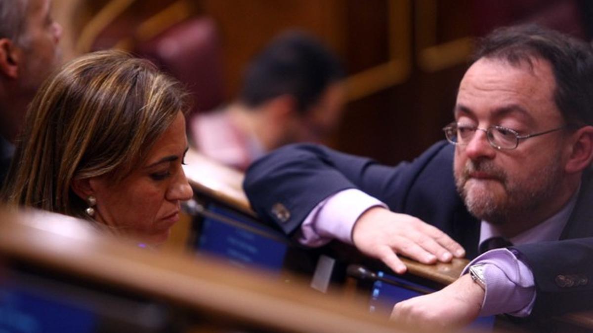 Daniel Fernández habla con Carme Chacón, en el Congreso de los Diputados, en enero del 2012.