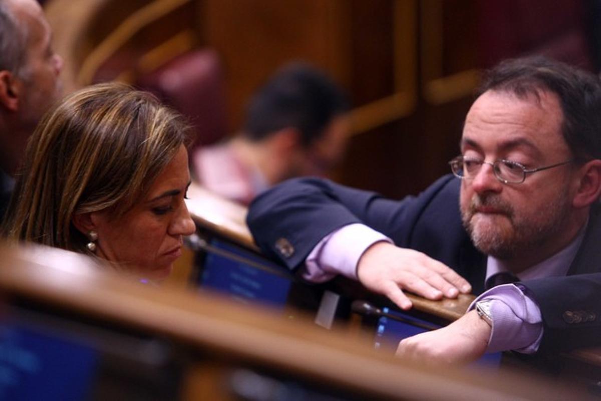 Daniel Fernández habla con Carme Chacón, en el Congreso de los Diputados, en enero del 2012.