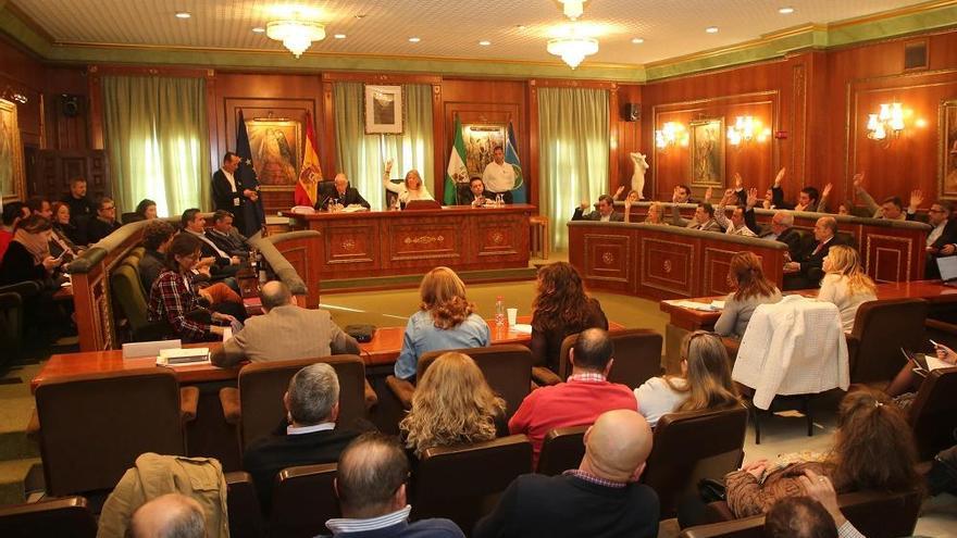 La Corporación municipal vota los presupuestos municipales en el pleno.