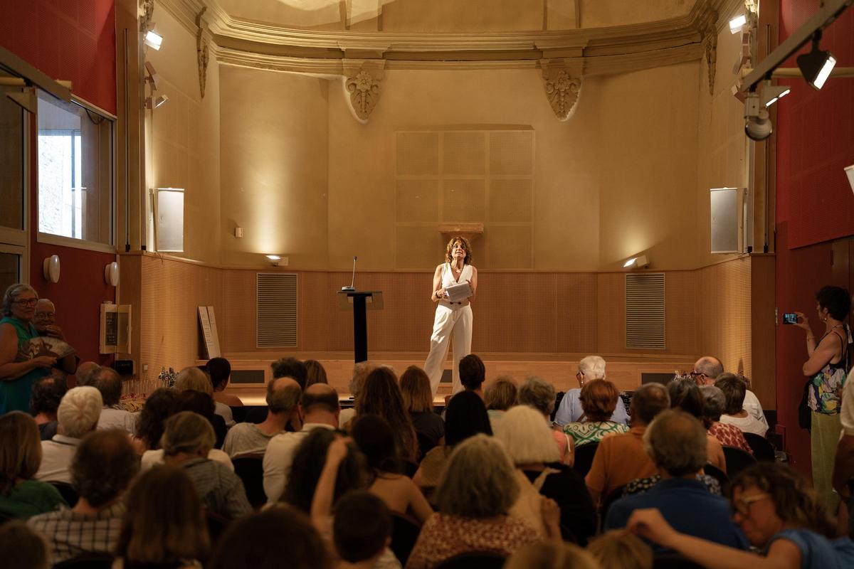 Durant la inauguració va parlar Blanca Sala, filla de la pintora Blanca Reig.
