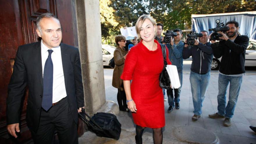 Sonia Castedo a su entrada hoy, vestida de rojo, al TSJCV