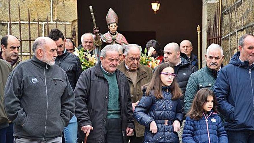 La imagen de san Blas sale del templo.