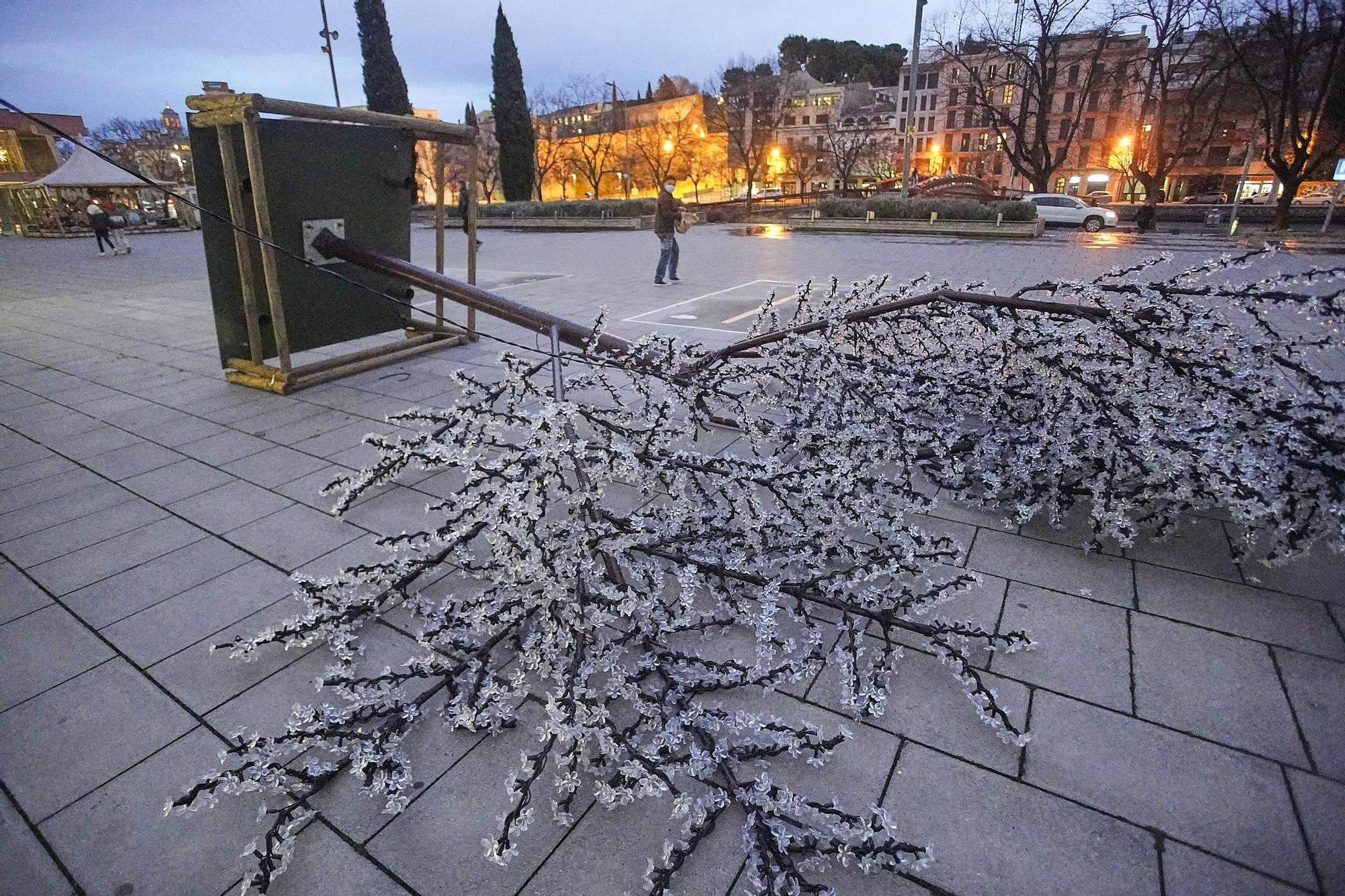 El vent fa caure l'arbre de Nadal del Mercat del Lleó