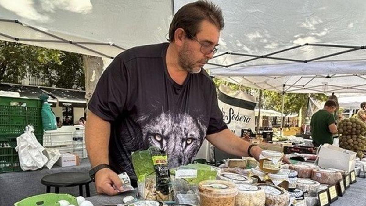 Un comerciante vende sus quesos en un mercadillo ambulante.