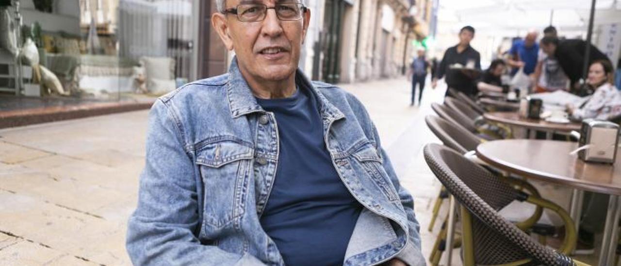 Víctor Barba, en la terraza de La Serrana, un minuto antes de la entrevista con LA NUEVA ESPAÑA.