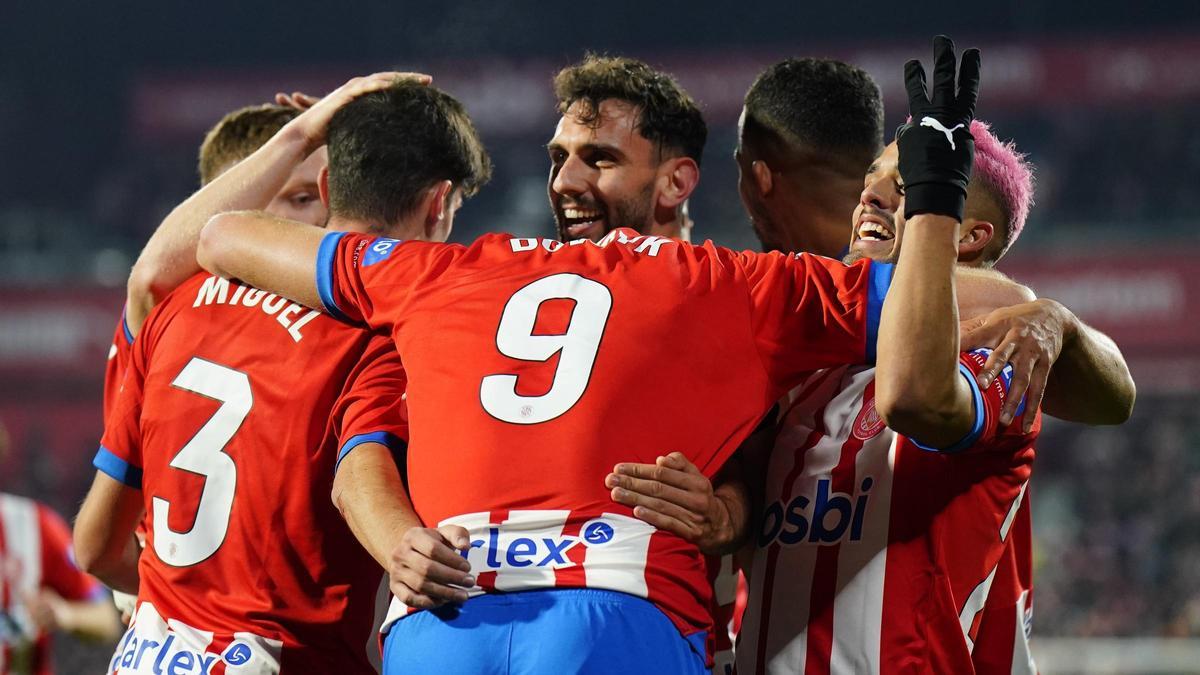 Los jugadores del Girona celebran uno de los tres goles que marcó Dovbyk al Sevilla en Montilivi.