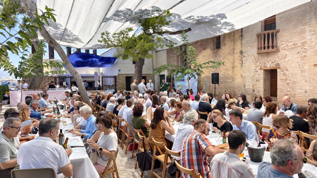 El acto se desarrolló en la entrañable placeta que conforman les Alqueries de Ferrer y los asistentes pudieron disfrutar de una estupenda paella en fraternidad.