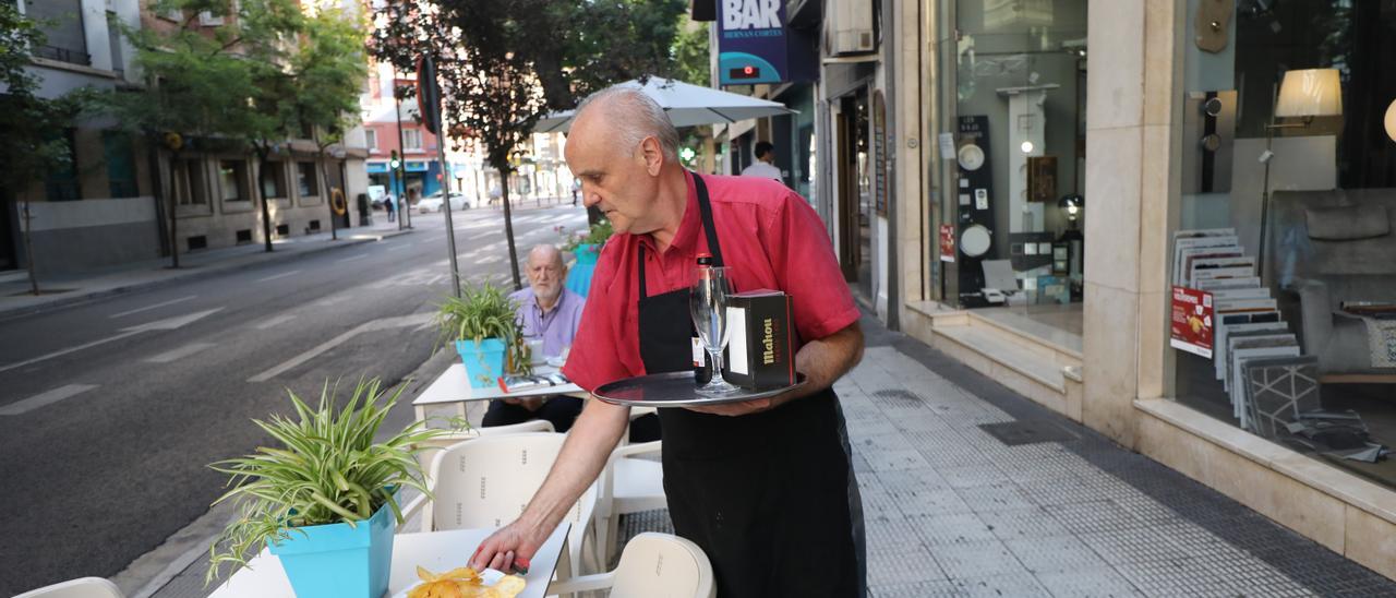 Nicolás es propietario del bar Hernán Cortés.