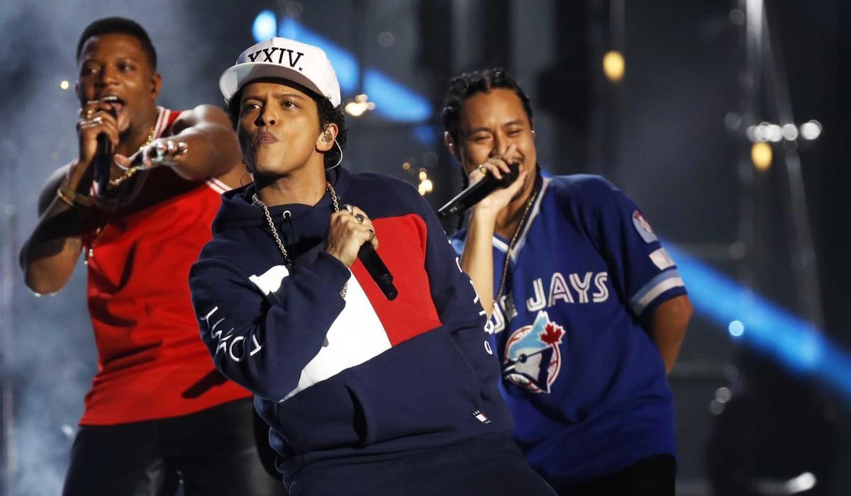 EMA101. Rotterdam (Netherlands), 06/11/2016.- US singer Bruno Mars (C) performs at the MTV Europe Music Awards (EMAs) 2016 at the Ahoy Rotterdam, in Rotterdam, Netherlands, 06 November 2016. (Países Bajos; Holanda) EFE/EPA/REMKO DE WAAL