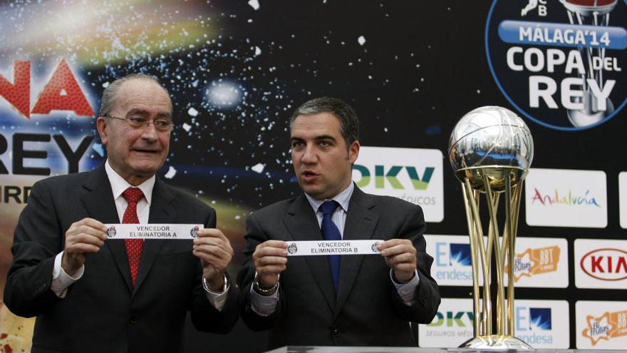 El alcalde, Francisco de la Torre, y Elías Bendodo, por entonces presidente de la Diputación, en el sorteo de la Copa 2014 que se celebró en Málaga.