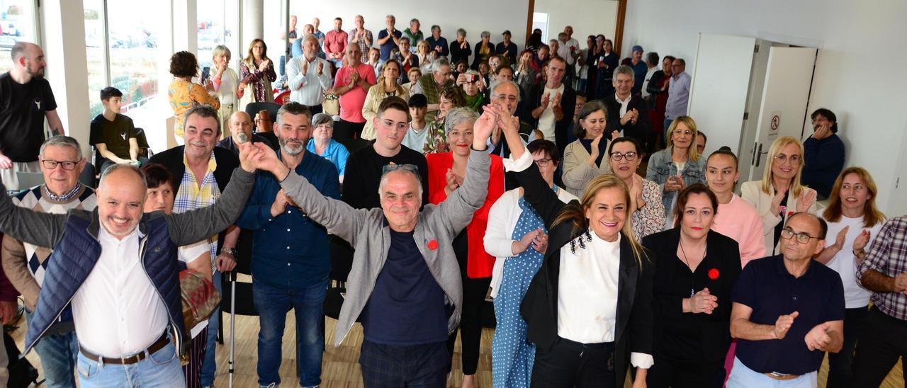 La presentación de la candidatura de Camilo Macenlle, flanqueado ayer en el Centro Social do Mar de Bueu por Carmela Silva y David Regades.