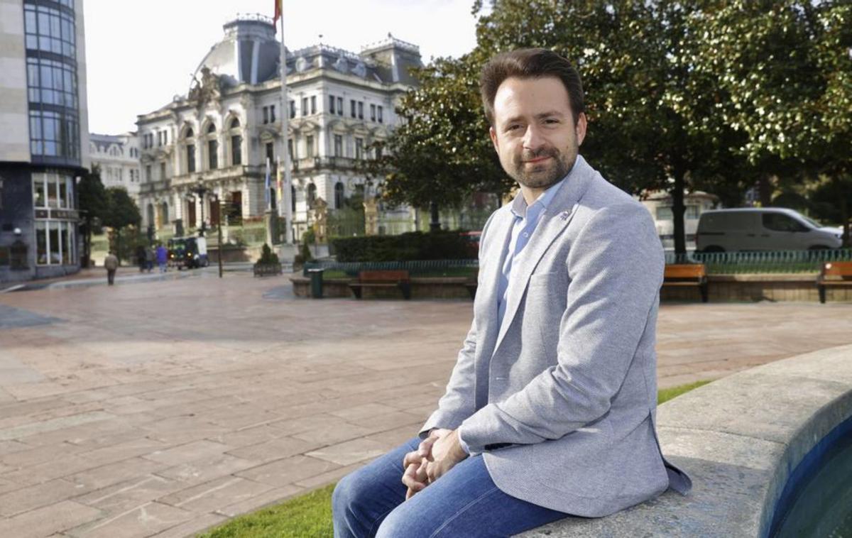 Álvaro Queipo, en la plaza de La Escandalera de Oviedo. | MIKI LÓPEZ