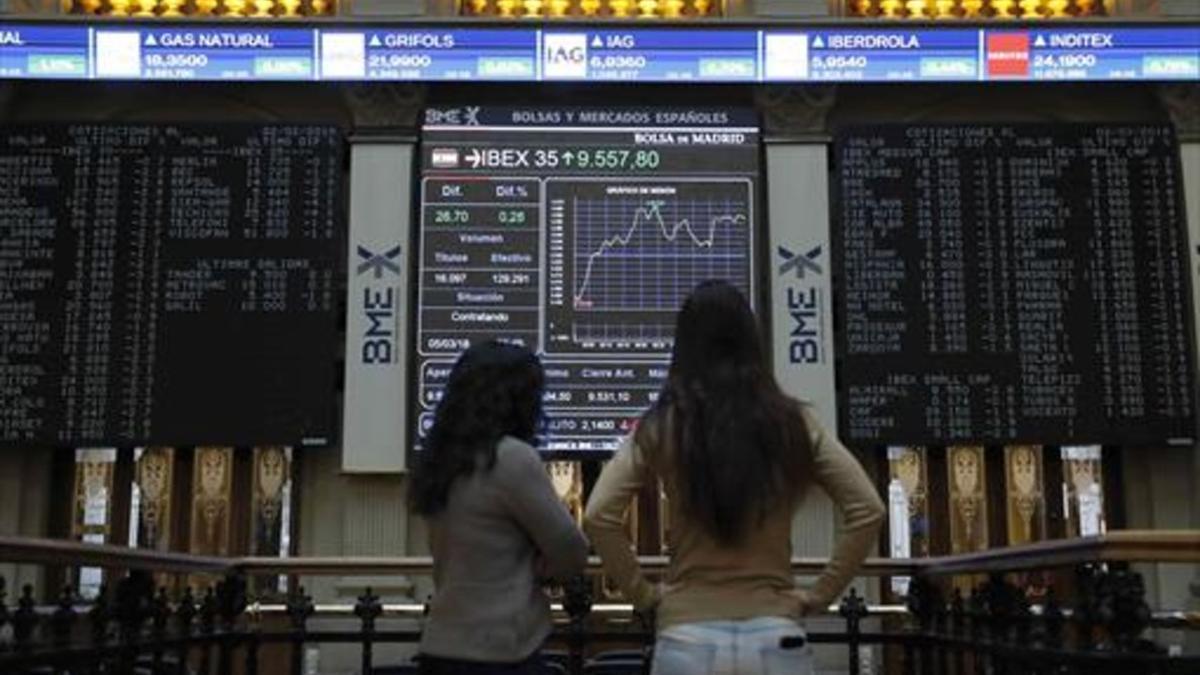 Interior de la Bolsa de Madrid, con la información sobre la evolución del Ibex 35, el 5 de marzo.