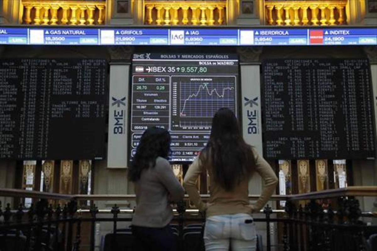 Interior de la Bolsa de Madrid, con la información sobre la evolución del Ibex 35, el 5 de marzo.