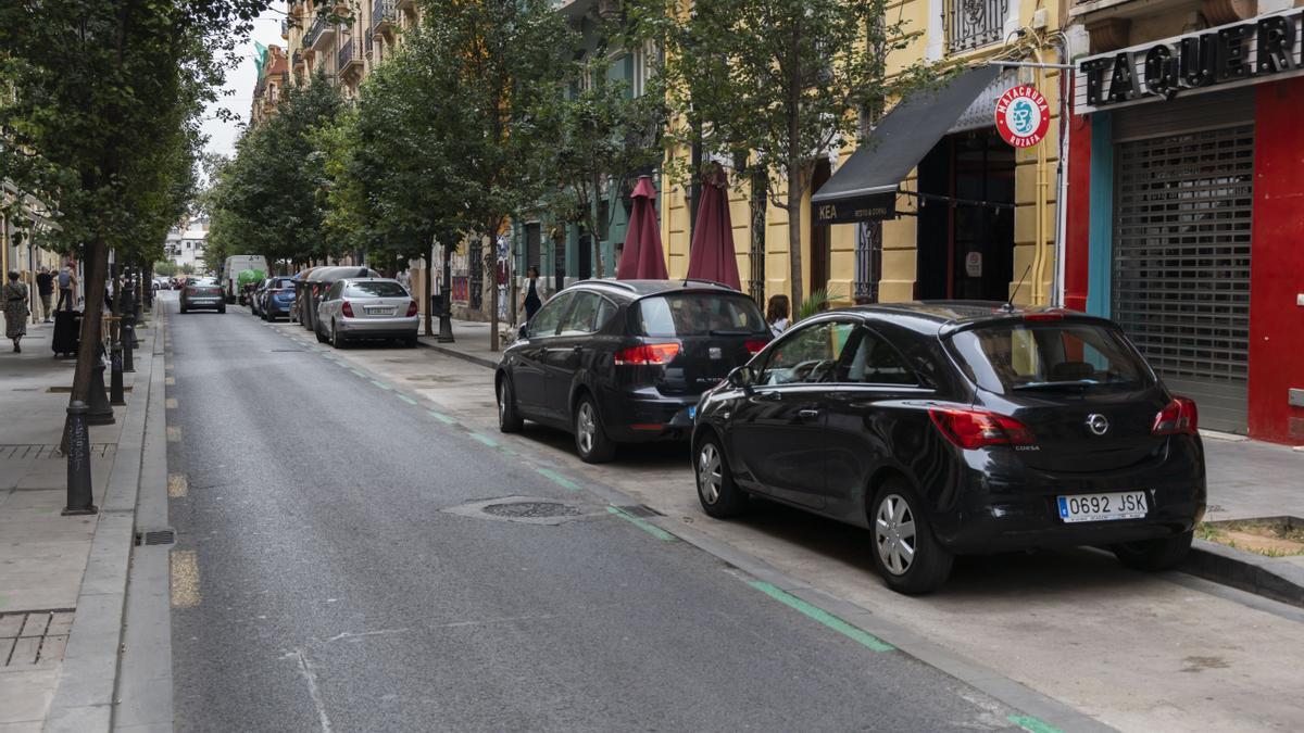 Calle Cádiz, nueva zona verde con varios huecos libres.