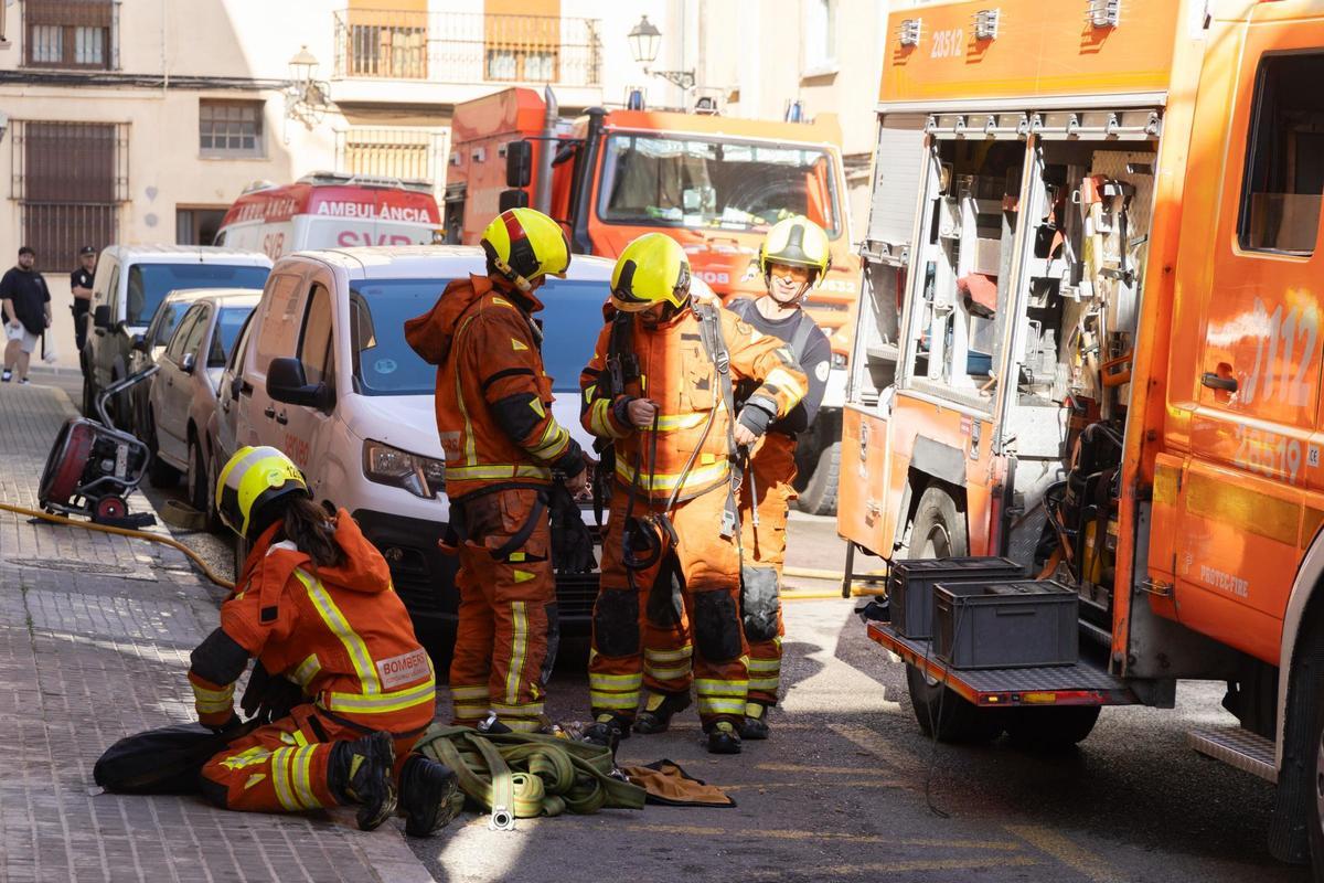 Algunos de los bomberos movilizados por el incendio de Xàtiva.