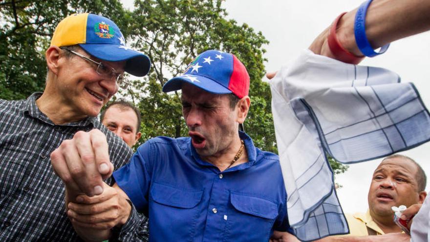 Henrique Capriles, auxiliado por sus colaboradores.