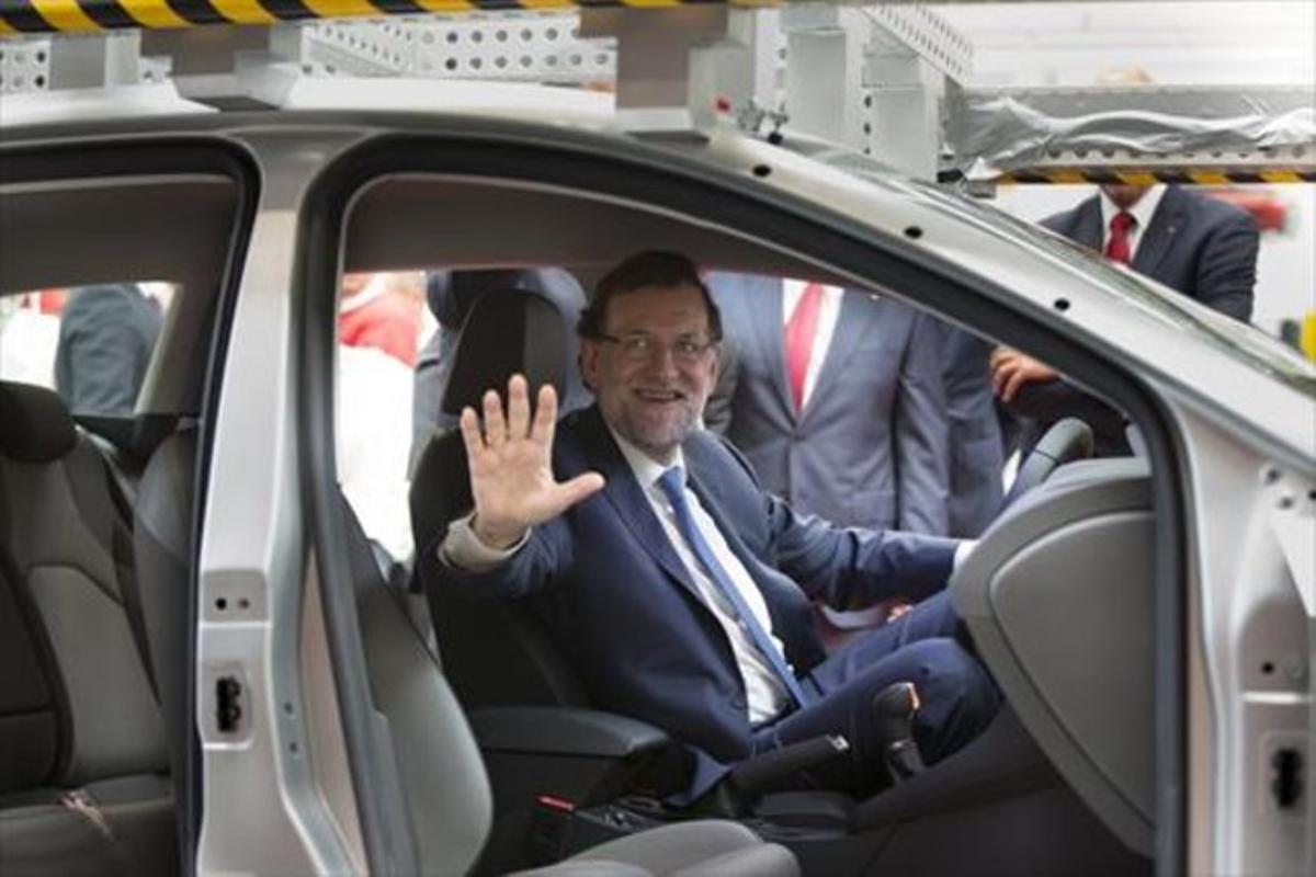 Mariano Rajoy, a bord d’un Seat, ahir, durant la seva visita a la planta de Martorell. Mariano Rajoy, a bord d’un Seat, ahir, durant la seva visita a la planta de Martorell.