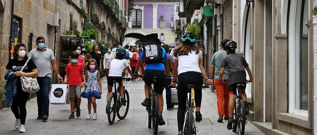 Gente por la calle en el casco histórico de Pontevedra.   // GUSTAVO SANTOS