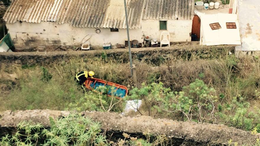 Un turista alemán muere al despeñarse cuando iba en moto hacia Teror