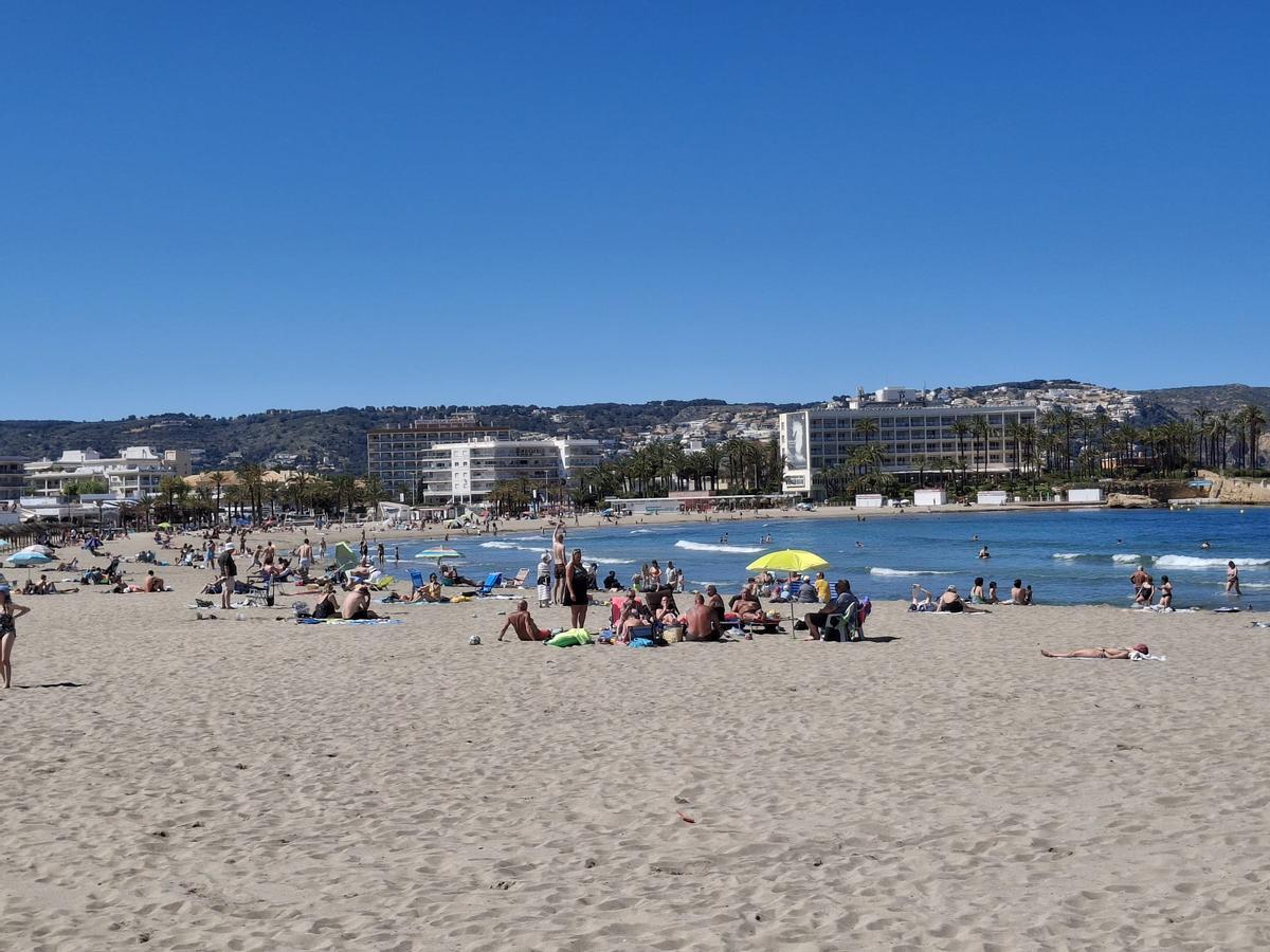 Playa llena en Dénia.