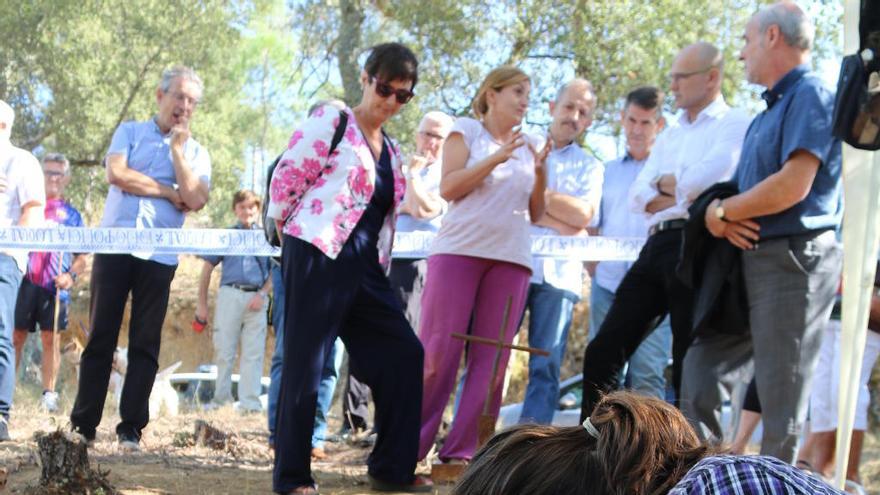 Dues arqueòlogues treballant al lloc on s&#039;han localitzat les restes.