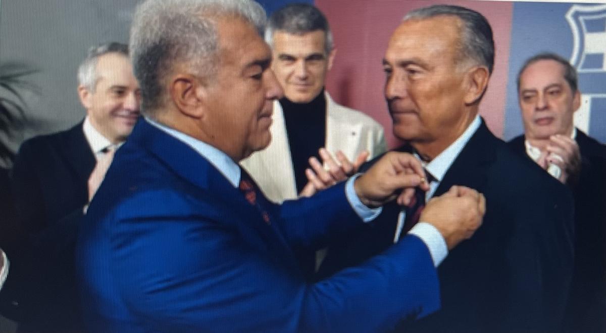 Enric Masip contempla feliz, ayer, el cruce de insignias de oro entre Joan Laporta y su amigo Rafa Yuste.