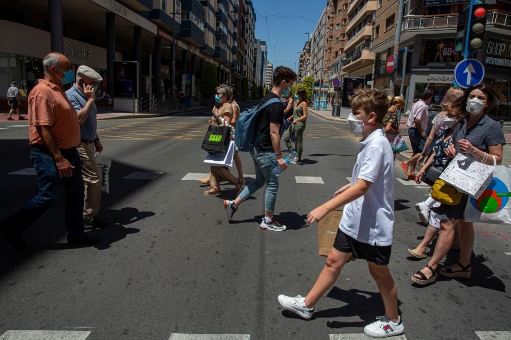 Los descuentos en grandes cadenas, con el fin de reactivar el consumo, dejan imágenes similares a las del año pasado a pesar de la pandemia del coronavirus.