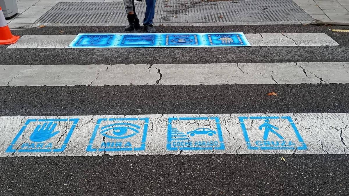 Pictogramas en los pasos de peatones de Zamora.