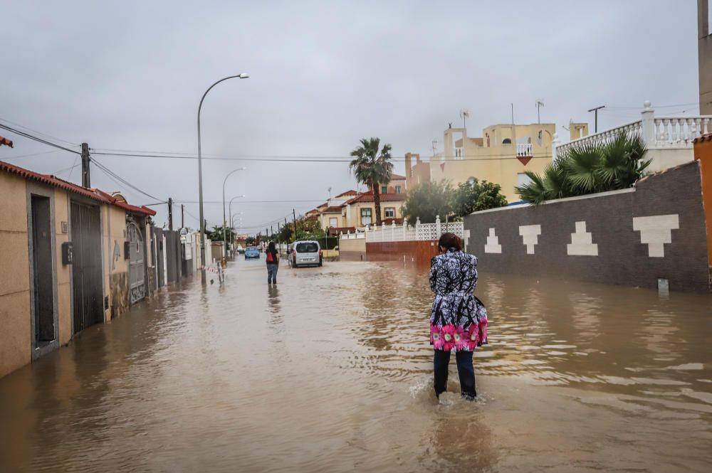 Imágenes de los vecinos retirando agua de las viviendas y las balsas de laminación que no dieron abasto ayer junto a la laguna de Torrevieja