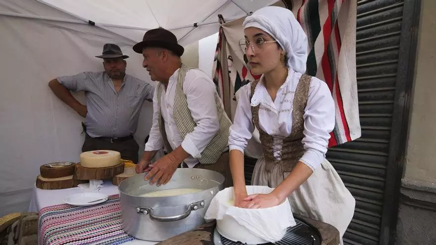 Elaboración de queso artesanal en la feria 'El Sabor del Queso' en Tamaraceite