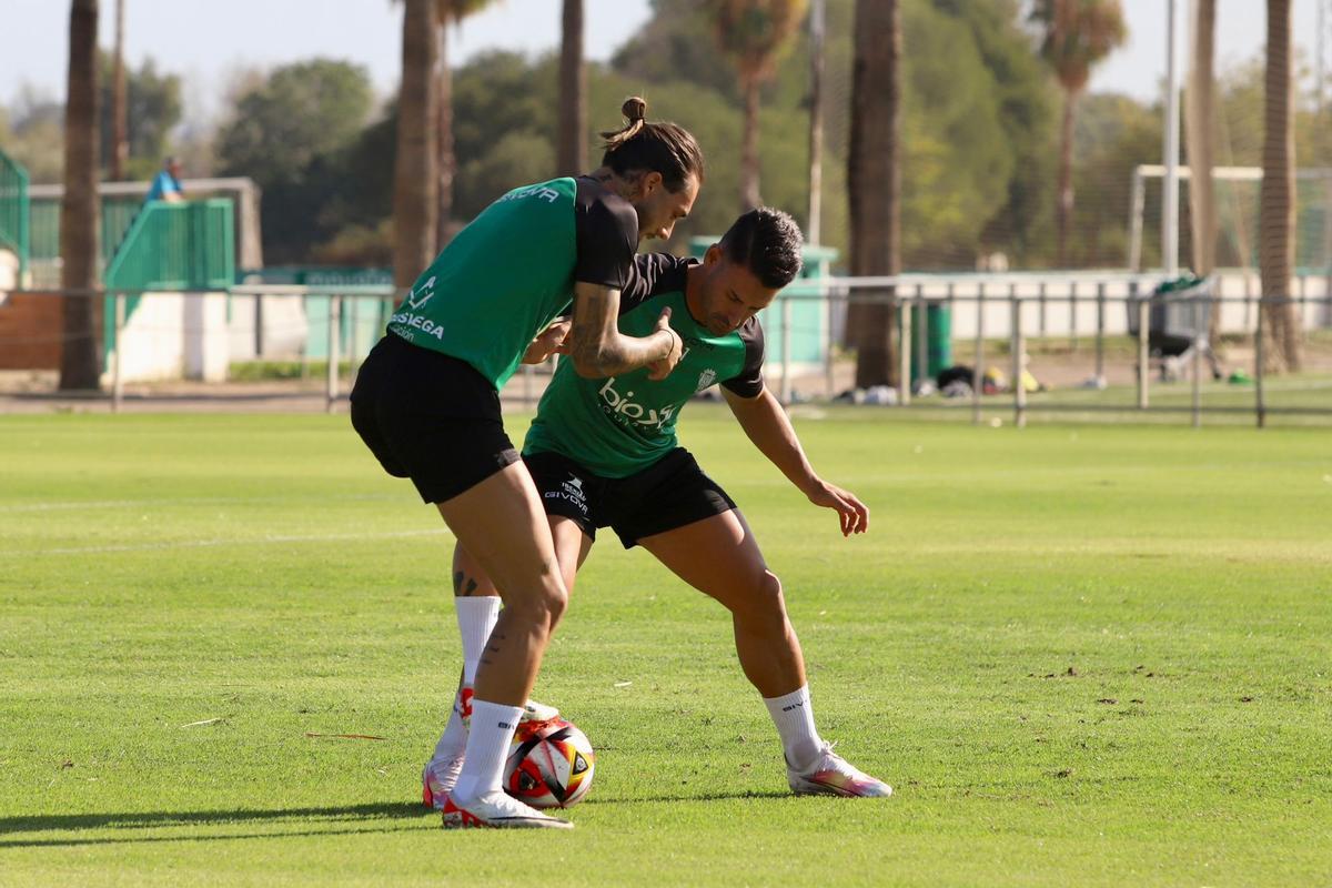 Gudelj y Kike Márquez pelean un balón en el entrenamiento del Córdoba CF, este miércoles.