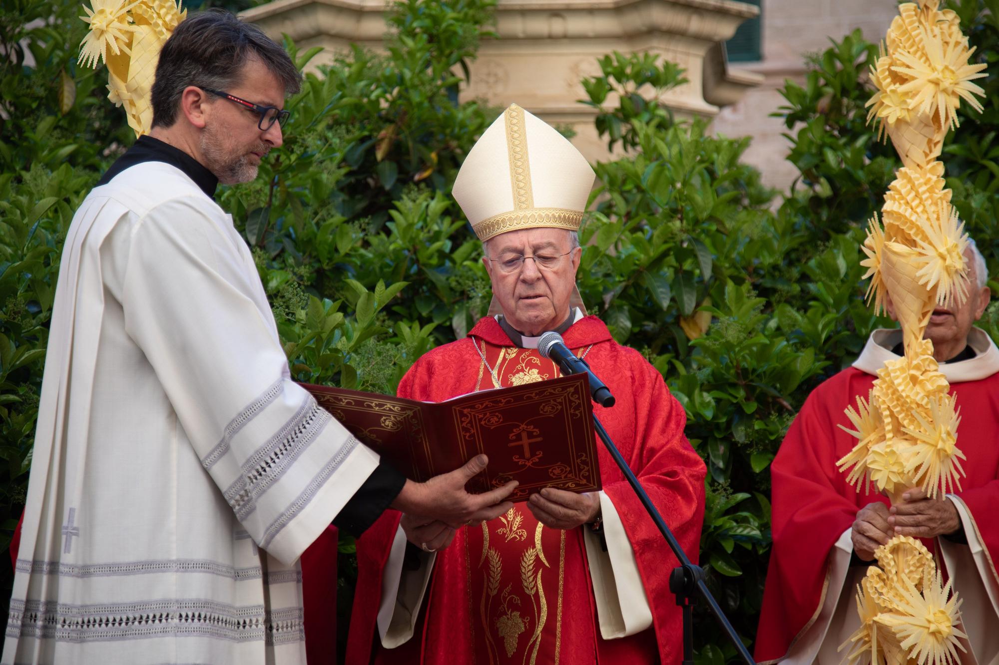 El obispo de Mallorca, Sebastià Taltavull, da el ‘sus’ al Domingo de Ramos, con la la bendición de los ramos y una misa en la Seu