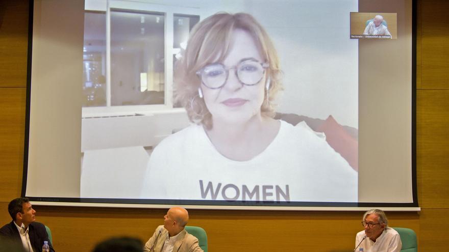 Almudena Ariza durante su intervención en el Congreso Internacional de Periodismo de la Fundación Manuel Alcántara de Málaga