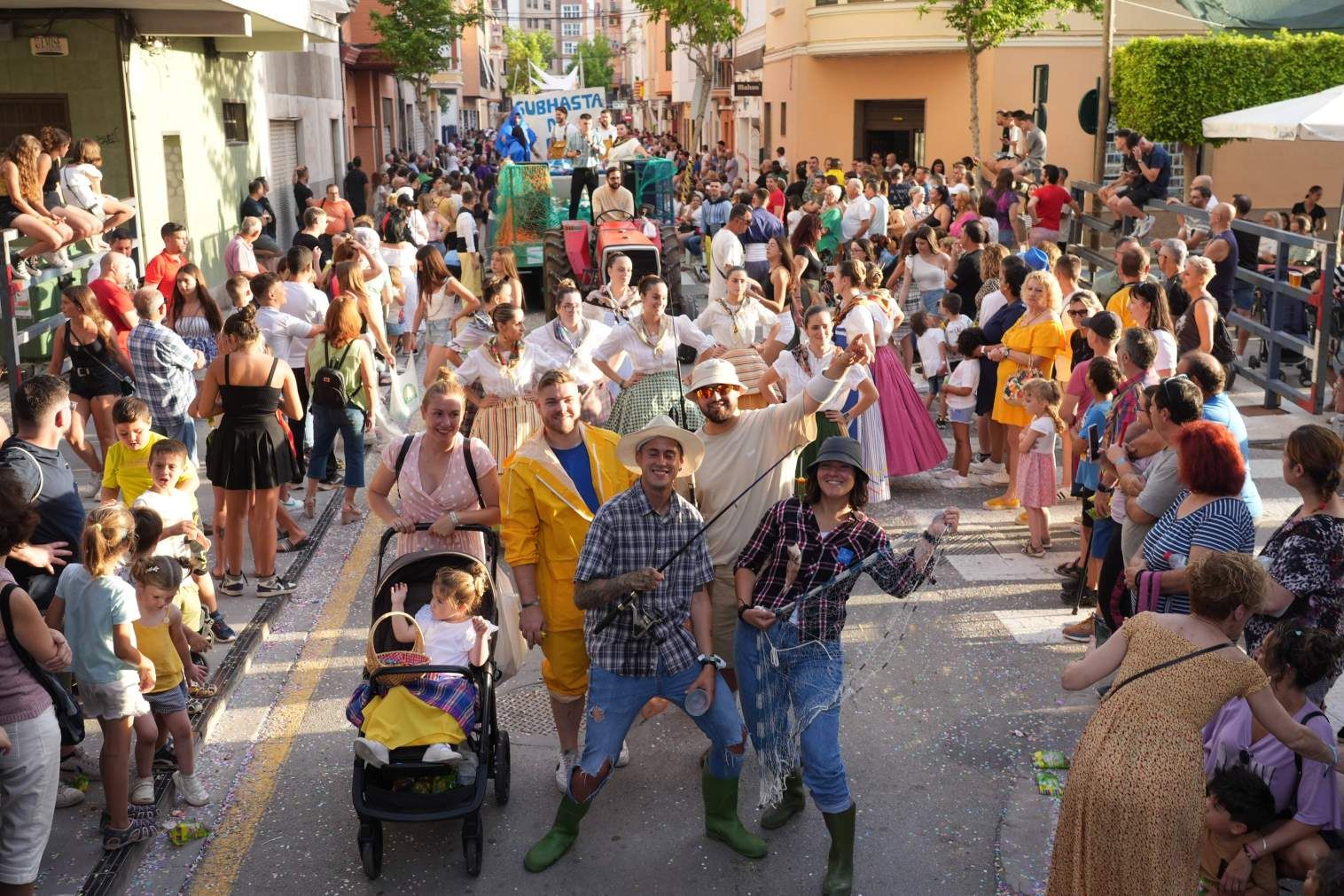 El Grau da inicio a las fiestas de Sant Pere con pólvora, bous y música