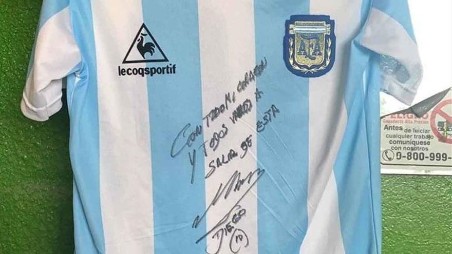 Camiseta autografiada por Maradona, motor de una acción social por un comedor
