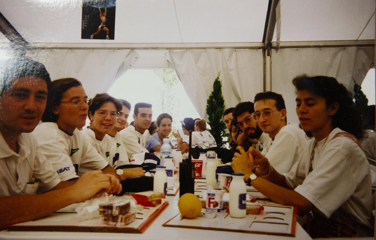 Joan, con gafas y sin barba, a la derecha, en una pausa para comer durante los Juegos del 92