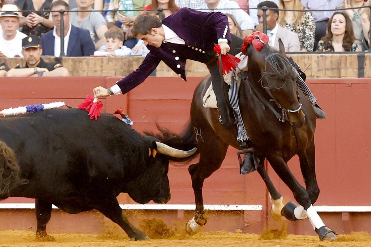 El rejoneador Guillermo Hermoso de Mendoza, en su faena al segundo de la tarde en Sevilla.