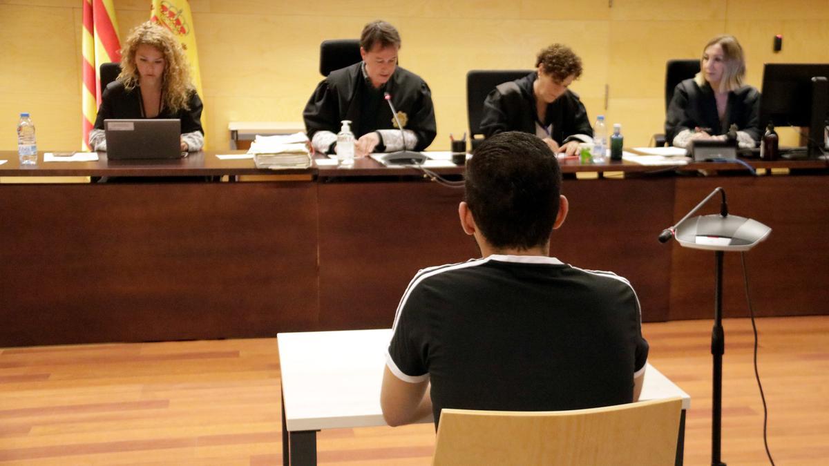 L'Audiència de Girona ha jutjat un acusat que s'enfronta a 6 anys de presó per abusar sexualment de la cunyada d'11 anys mentre dormia a Anglès (Selva) la nit del 15 d'octubre del 2020. És el segon judici per delictes sexuals que afronta el processat. La mateixa Audiència el va absoldre el novembre passat d'haver violat una adolescent tornat de festa l'any 2017. Al judici, el processat ha negat els fets: &quot;Amb el cor a la mà, jo mai faria això de tocar una nena petita&quot;. La menor no ha declarat perquè consta l'exploració que li va fer l'equip tècnic penal com a prova preconstituïda. La seva mare ha afirmat que estava a casa quan la nena li va dir que volia que el processat marxés de casa perquè s'havia despertat quan li tocava els genitals.